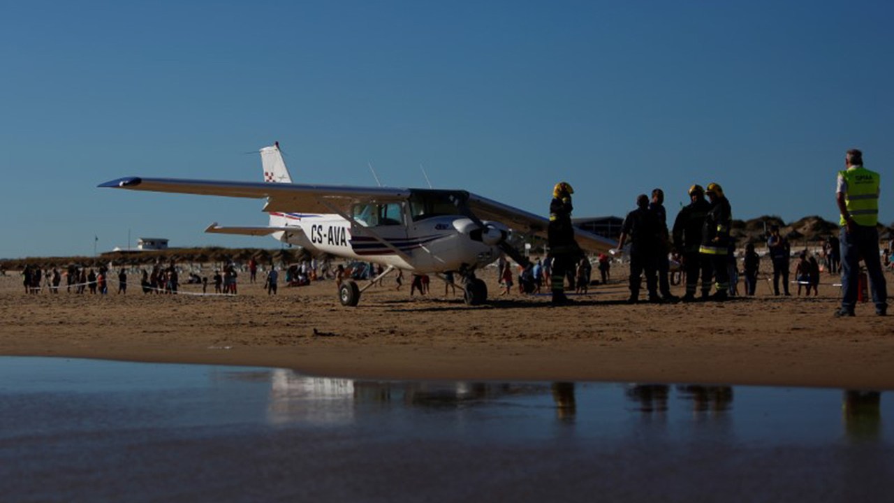 Avião faz pouso de emergência em praia de Portugal