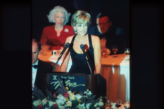 Princesa Diana discursa durante o 41º prêmio anual de paralisia cerebral, em Nova York, nos Estados Unidos - 11/12/1995