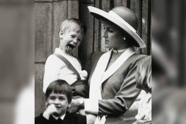 Princesa Diana, do Reino Unido, com os filhos Harry e William no Palácio de Buckingham, em Londres - 11/06/1988