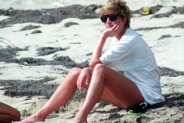 Princesa Diana é fotografada aproveitando a praia em São Cristovão e Nevis, nas ilhas caribenhas - 04/01/1993