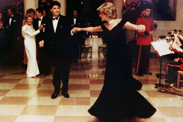 Durante um jantar na Casa Branca, em Washington, nos Estados Unidos, Lady Di dança com o ator americano John Travolta - 09/11/1985