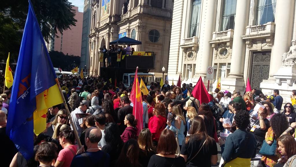 Professores estaduais fazem protesto em frente ao Palácio Piratini