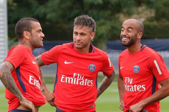 Neymar, entre Daniel Alves e Lucas Moura, em seu primeiro treino no PSG
