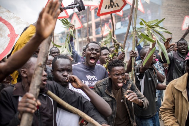 Apoiadores do candidato à presidência da oposição Raila Odinga, tomam as ruas em protesto após a afirmação feita por ele de que haveria tido uma enorme fraude no resultado das eleições no Quênia