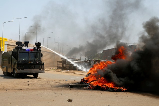 Caminhão de combate da polícia trabalha para conter uma barricada em chamas feita pelos manifestantes da oposição na cidade de Kisumu, no Quênia