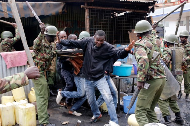 A tensão aumentou no Quênia após a afirmação de fraude nas eleições feita pelo líder da oposição Raila Odinga. Manifestantes foram às ruas protestar contra o resultado final