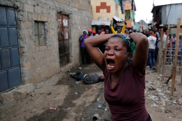 Mulher lamenta a morte de um manifestante durante o protesto contra o resultado das eleições, na favela de Mathare, em Nairobi, no Quênia