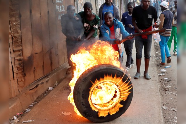 Manifestantes ateiam fogo em pneus para montar uma barricada durante protesto contra o resultado da eleição, na favela de Kibera, em Nairobi, no Quênia - 09/09/2017