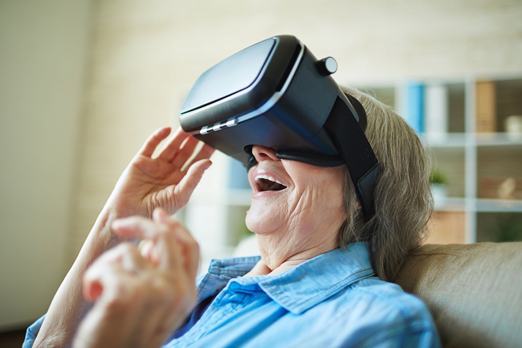 Idosa com óculos de realidade virtual