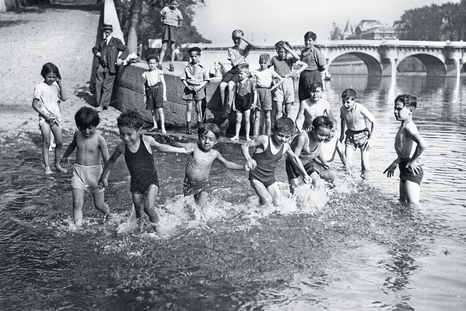 Купаются ретро. Старые снимки купающихся детей. Мальчики купание ретро. Мальчики купаются ретро. Старые фото купание.
