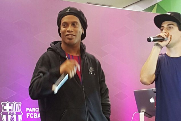 Ronaldinho participa de evento em loja de Sp