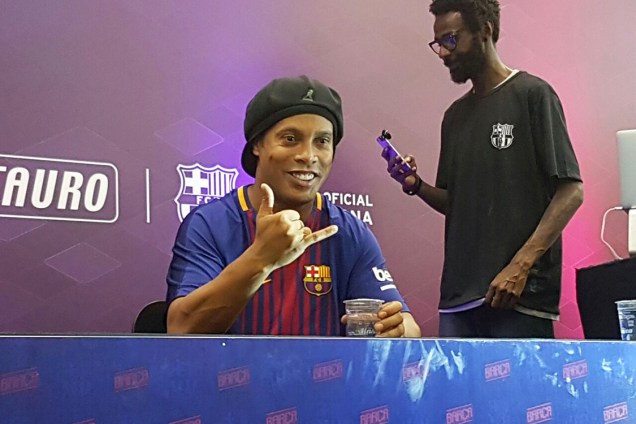Ronaldinho participa de evento em loja de Sp