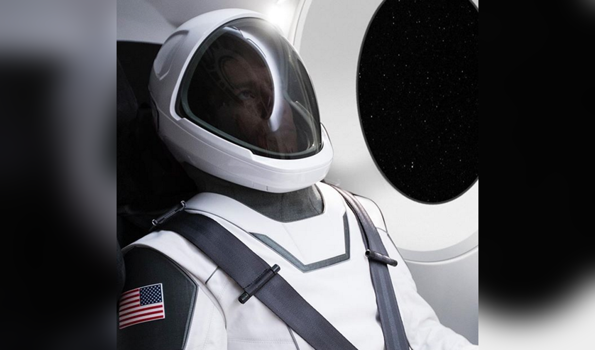 Elon Musk divulga foto do traje espacial da SpaceX para viagens tripuladas