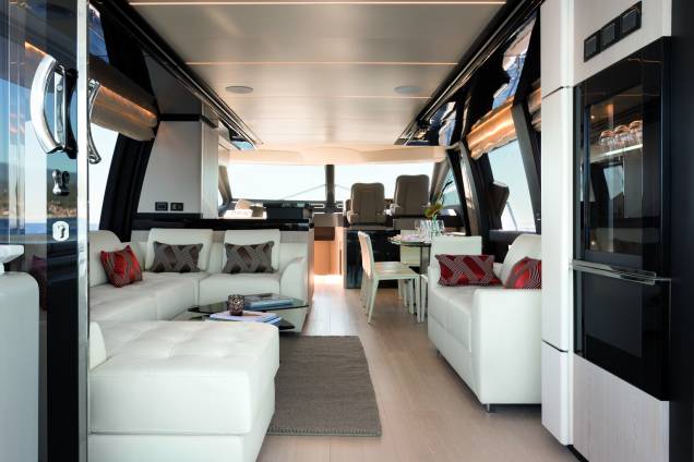 Em outro espaço reservado, a tripulação conta com duas cabines, um banheiro e uma lavanderia. Dependendo das configurações escolhidas, a Azimut 74, custa em torno de R$ 16,9 milhões. Em outro espaço reservado, a tripulação conta com duas cabines, um banheiro e uma lavanderia. Dependendo das configurações escolhidas, a Azimut 74, custa em torno de R$ 16,9 milhões.