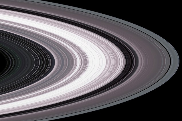 Detalhes dos anéis de Saturno, nos quais os pesquisadores conseguiram identificar as pequenas partículas que os compõem.
