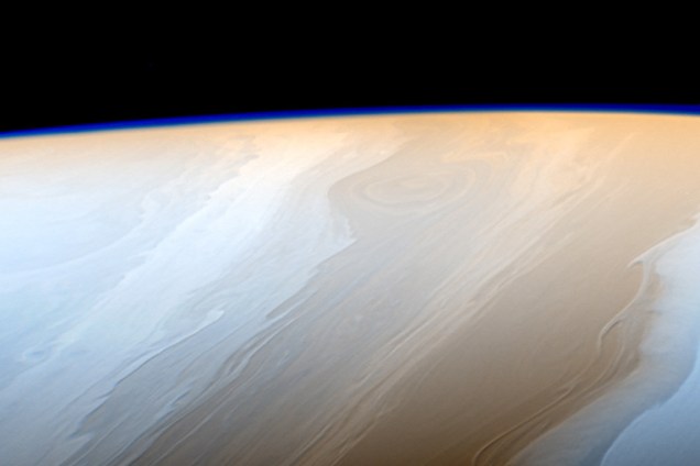 Nuvens de Saturno, que assumem uma forma semelhante a ondas, graças aos fluidos que interagem na atmosfera do planeta.