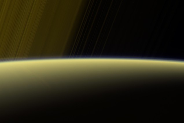 Esta imagem foi capturada durante um dos mergulhos de Cassini pelos anéis de Saturno. Ela mostra o horizonte iluminado do planeta gasoso, evidenciando a névoa que, assim como em Titã, também está presente em sua atmosfera.
