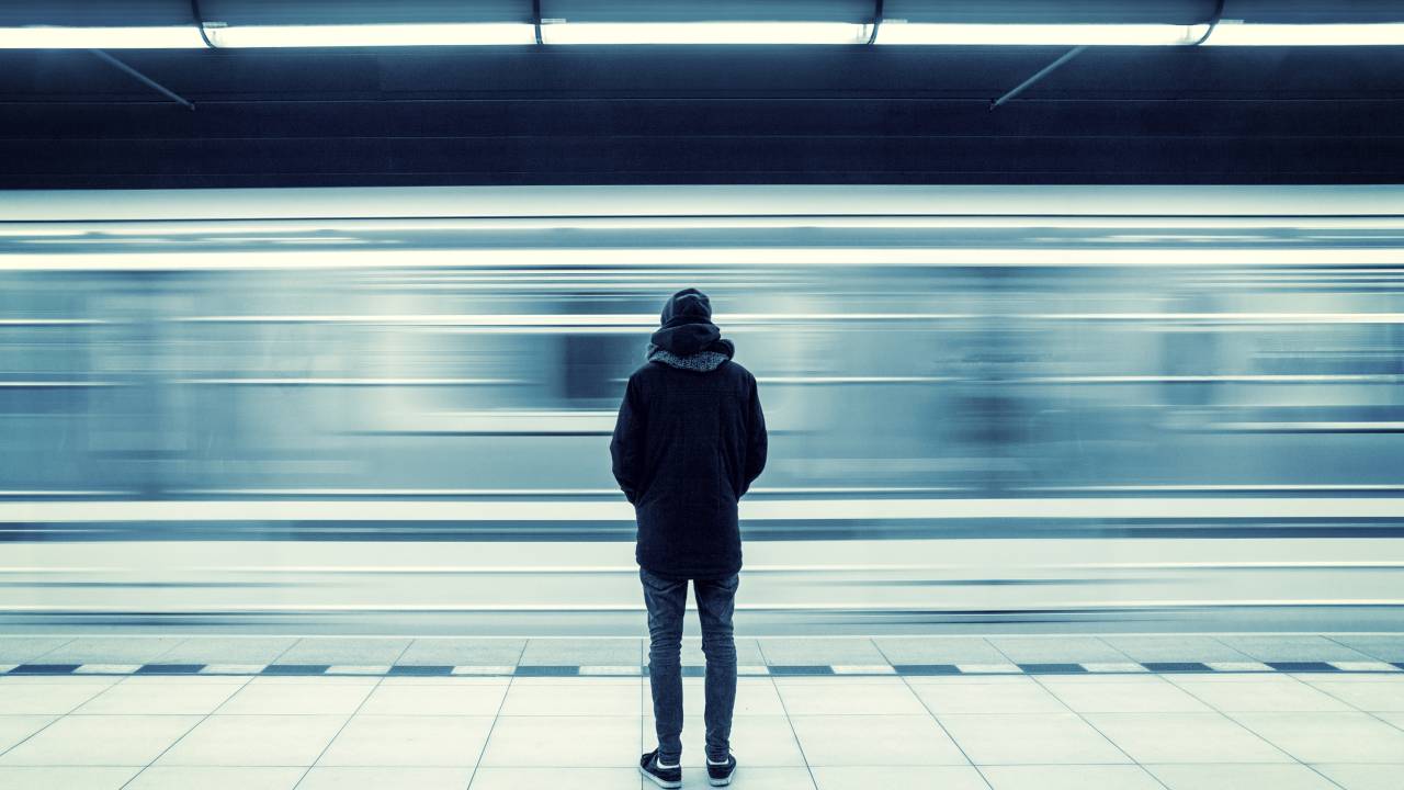 Homem e uma estação de metrô