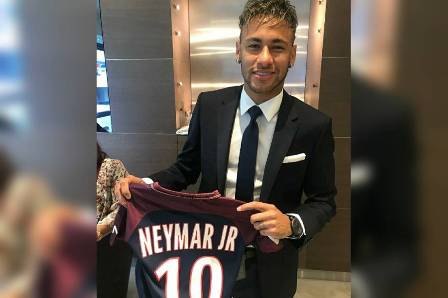 Neymar posa com a camisa do PSG