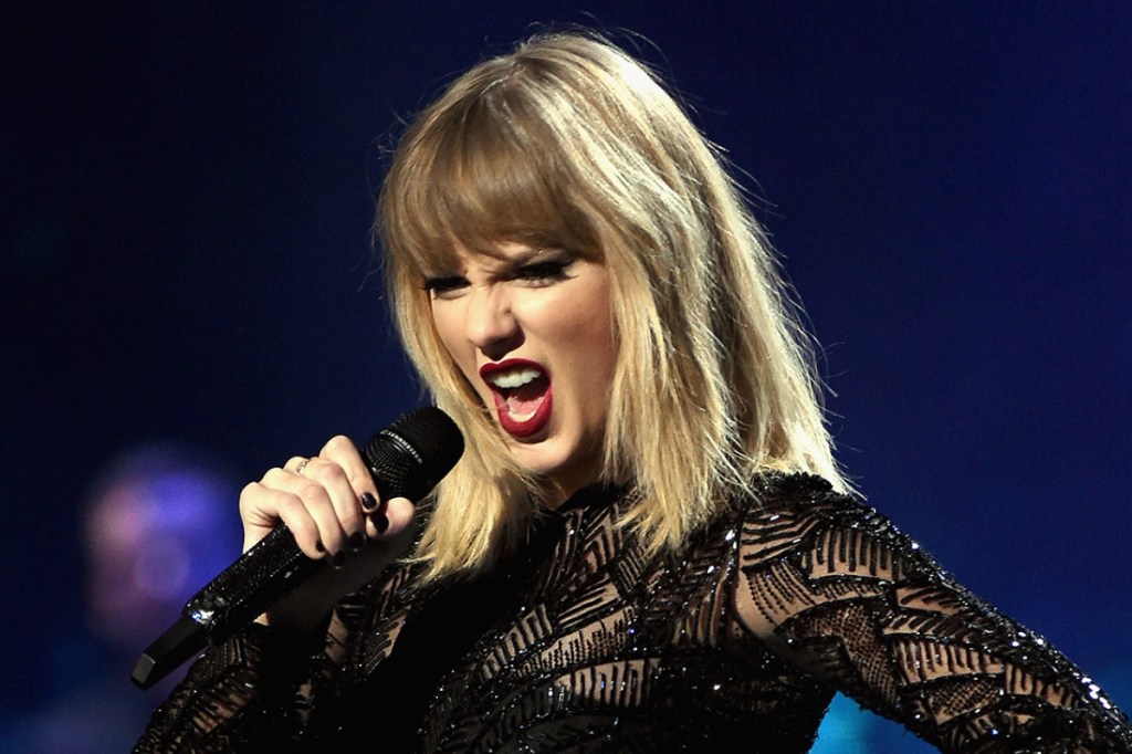 Taylor Swift muda letra de música em show para homenagear namorado