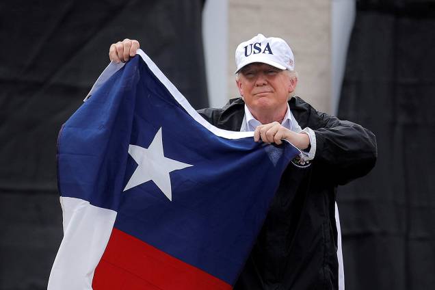 O presidente dos EUA, Donald Trump, segura a bandeira do Texas, na cidade de Corpus Christi, durante visita, após tempestade tropical Harvey, em Corpus Christi
