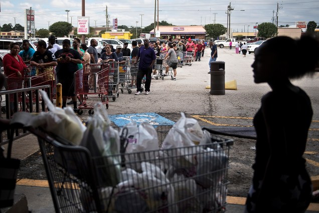 Pessoas fazem filas em supermercados após inundações provocadas pela passagem do furacão Harvey em Houston, no estado americano do Texas - 30/08/2017