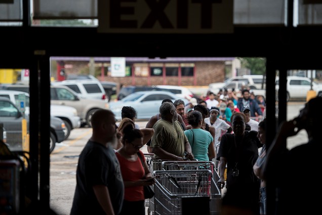 Pessoas fazem filas em supermercados após inundações provocadas pela passagem do furacão Harvey em Houston, no estado americano do Texas - 30/08/2017