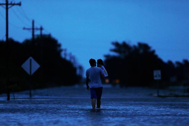 Homem caminha em rua alagada após inundações provocadas pela passagem do furacão Harvey em Houston, no estado americano do Texas - 30/08/2017