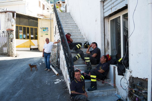 Bombeiros descansam após um terremoto na ilha de Ischia, ao largo da costa de Nápoles, na Itália - 22/08/2017
