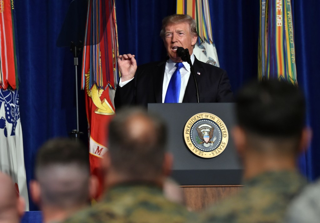 Trump discursa em base militar na Virgínia