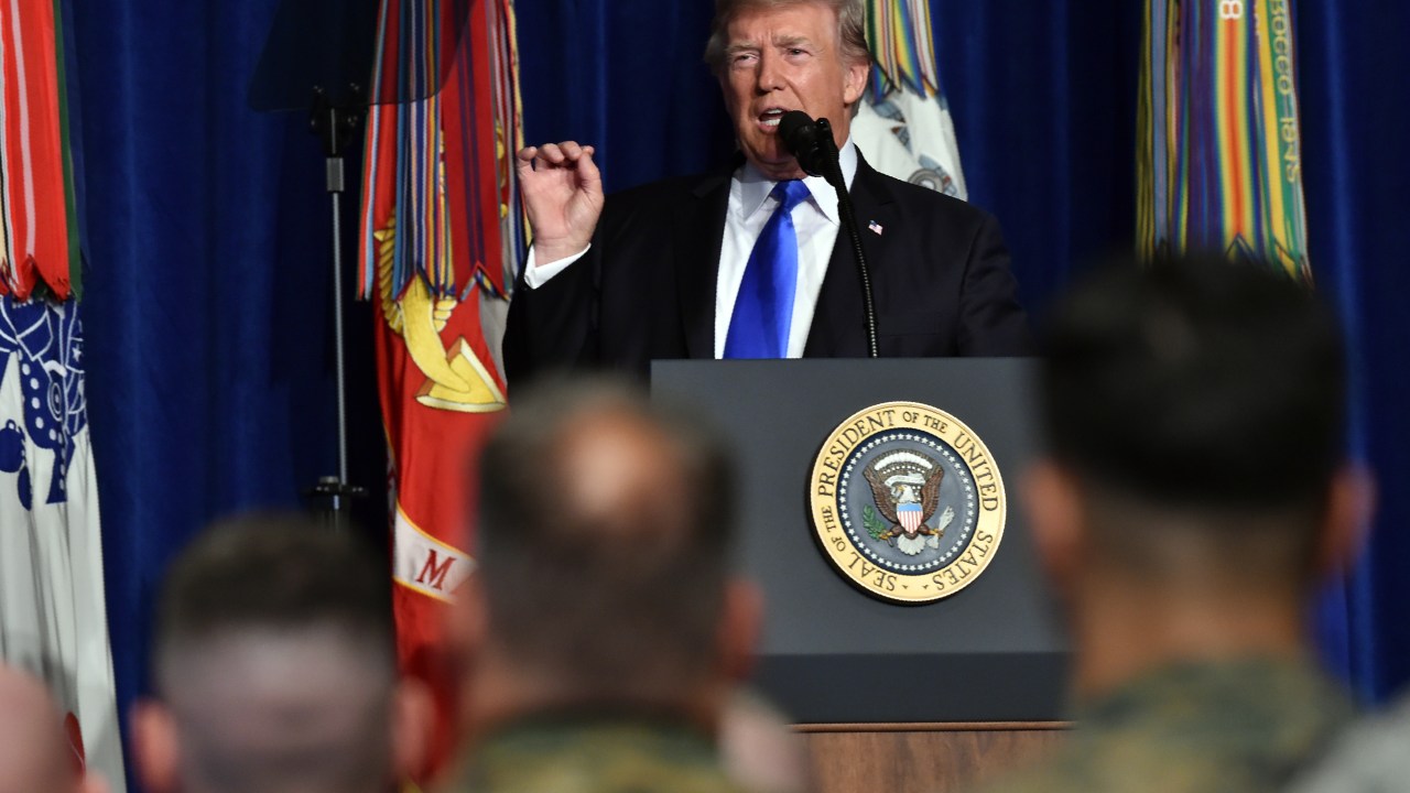 Trump discursa em base militar na Virgínia