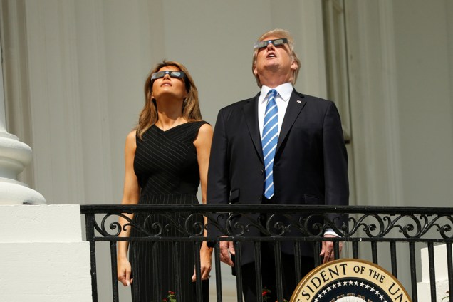 Donald Trump e Melania Trump observam eclipse solar total do balcão da Casa Branca em Washington, Estados Unidos - 21/08/2017