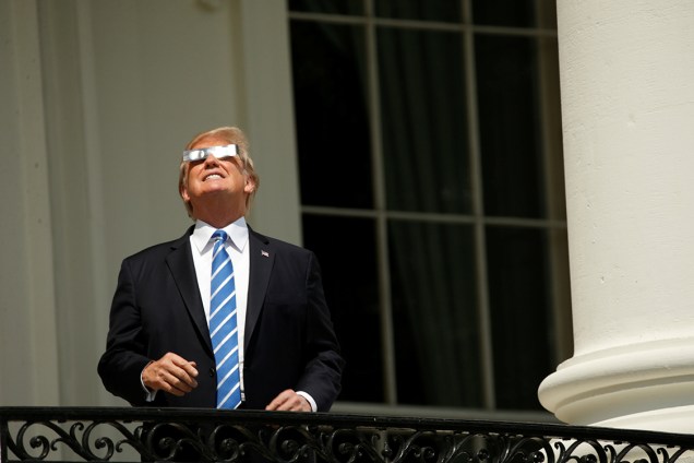 Donald Trump observa eclipse solar total do balcão da Casa Branca em Washington, Estados Unidos - 21/08/2017