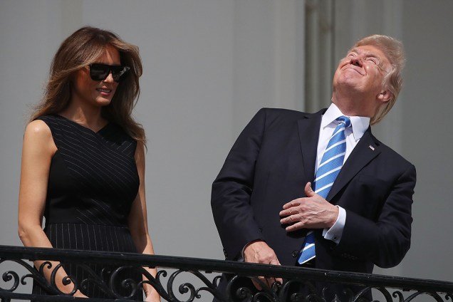 Presidente Donald Trump e sua esposa, Melania Trump, observam o eclipse solar total no balcão da Casa Branca, em Washington