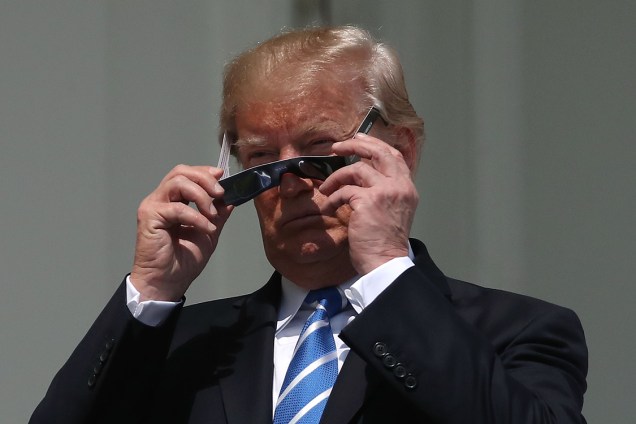 Presidente Donald Trump observa o eclipse solar total no balcão da Casa Branca, em Washington