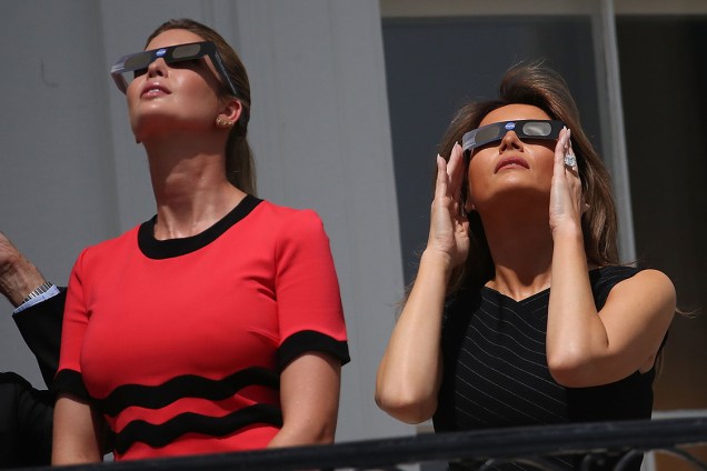 Melania Trump e Ivanka Trump Presidente observam o eclipse solar total no balcão da Casa Branca, em Washington