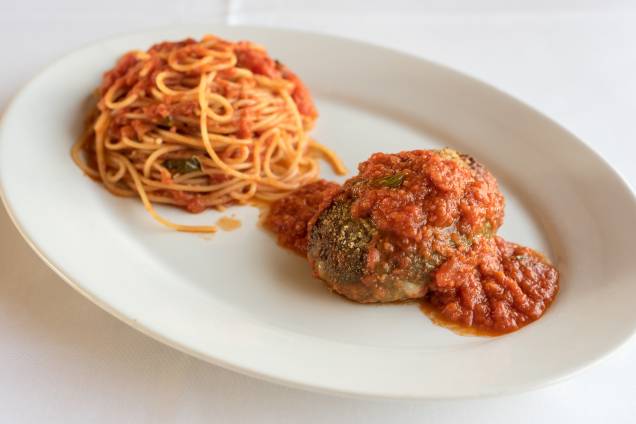 Polpettone recheado de queijo bel paese e mortadela italiana, assado ao forno acompanhado de spaghetti ao molho de tomate san marzano: prato que compõe o menu do festival Polpettone recheado de queijo bel paese e mortadela italiana, assado ao forno acompanhado de spaghetti ao molho de tomate san marzano: prato que compõe o menu do festival