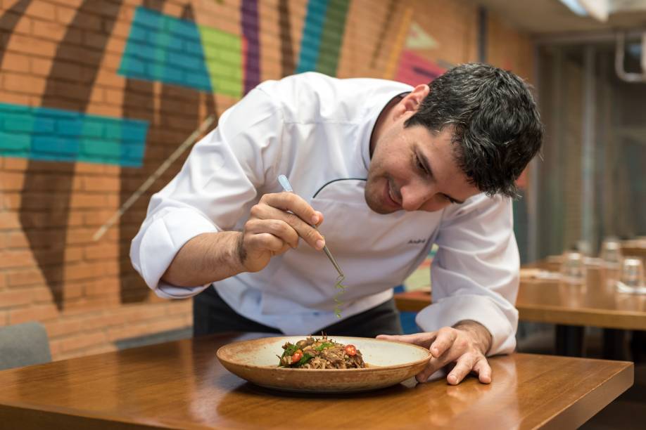 Authoral: menu contempor&acirc;neo assinado pelo chef Andr&eacute; Castro