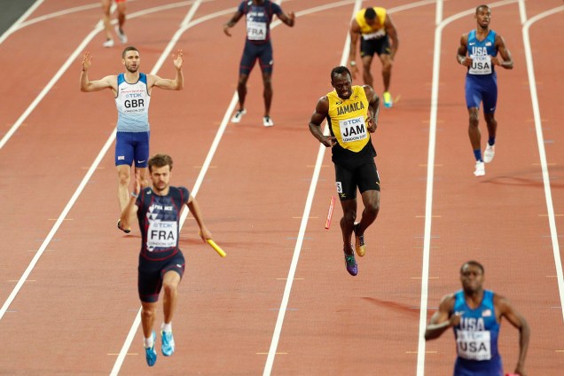 O jamaicano Usain Bolt se lesiona durante sua última prova, em Londres