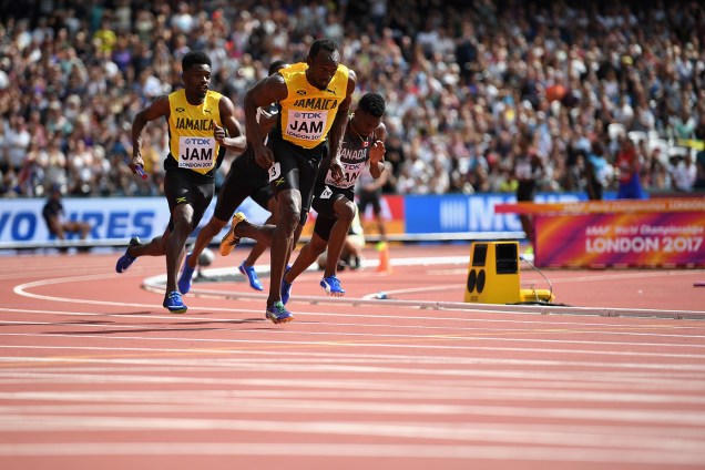 O jamaicano Usain Bolt se lesiona durante revezamento 4x100m, em Londres