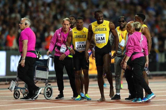 O jamaicano Usain Bolt se lesiona durante sua última prova, em Londres