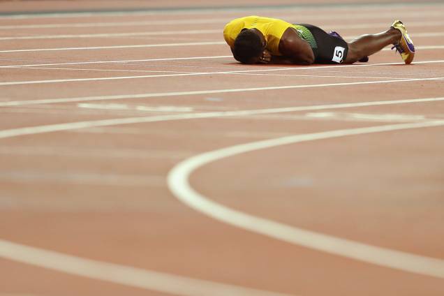 O jamaicano Usain Bolt se lesiona durante sua última prova de sua carreira, em Londres - 12/08/2017 O jamaicano Usain Bolt se lesiona durante sua última prova de sua carreira, em Londres - 12/08/2017