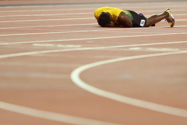 O jamaicano Usain Bolt se lesiona durante sua última prova de sua carreira, em Londres - 12/08/2017