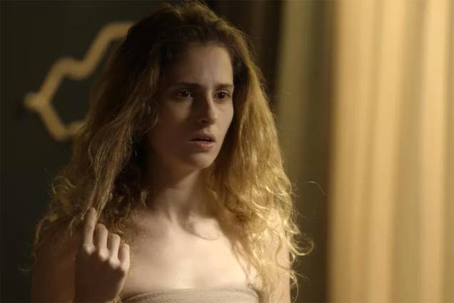 Sozinha em seu quarto, Ivana se olha tentando se encontrar Sozinha em seu quarto, Ivana se olha tentando se encontrar