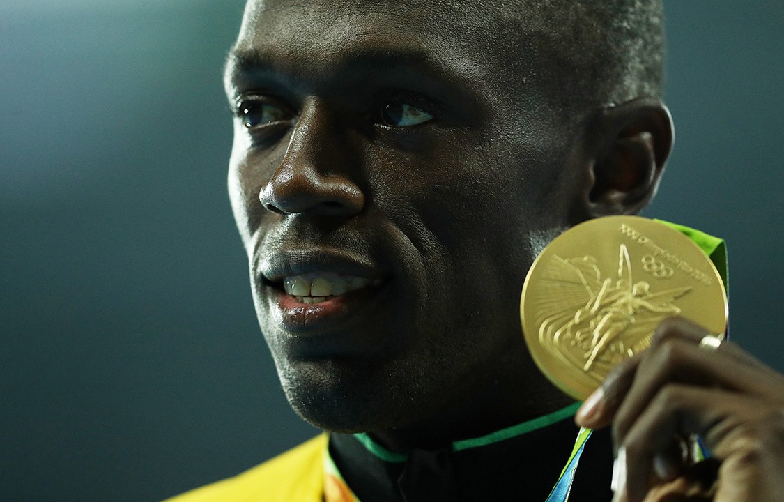 Usain Bolt exibe medalha de ouro em jogos olímpicos do Rio de Janeiro, em 2016
