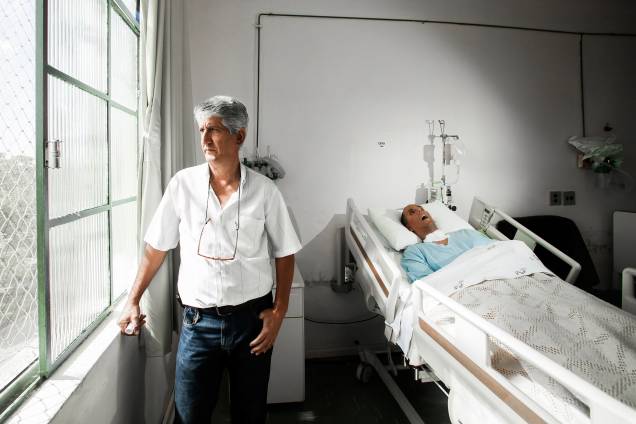 O vendedor Vanderlei Pimentel auxilia nos cuidados do filho Leidervan Pimentel no Hospital Auxiliar de Suzano na Grande São Paulo