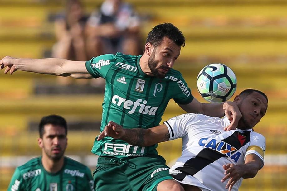 Edu Dracena disputa bola com o Luis Fabiano, durante partida entre Vasco e Palmeiras, em Volta Redonda
