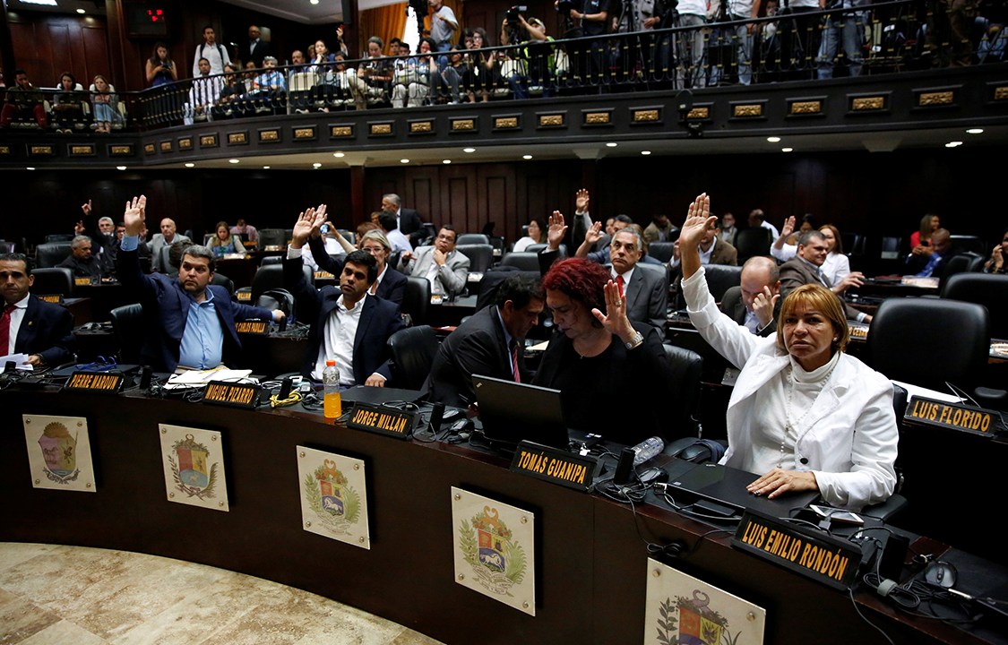 Deputados participam de Assembleia Nacional em Caracas, na Venezuela