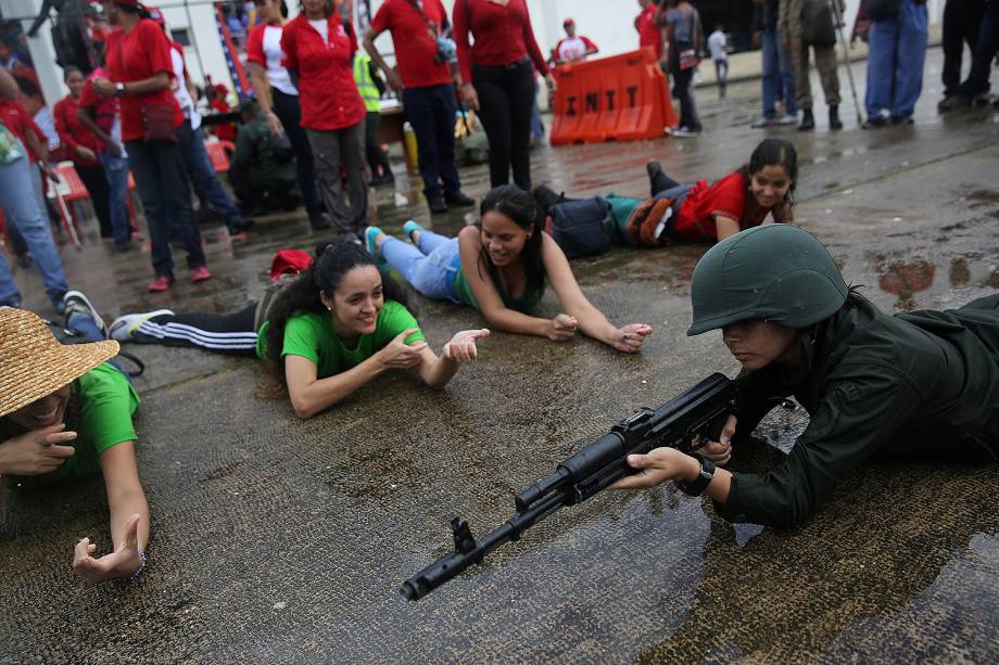 Venezuelanos participaram de simulações prévias aos exercícios cívico-militares - 27/08/2017