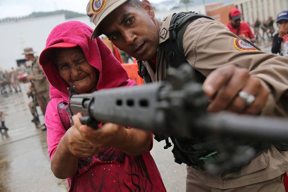 Venezuelanos participaram de simulações prévias aos exercícios cívico-militares - 27/08/2017